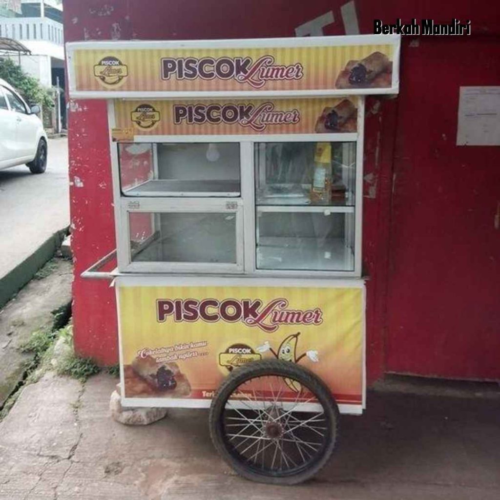 Temukan harga gerobak aluminium kecil terbaru 2024 dari Berkah Mandiri Aluminium. Artikel ini membahas keunggulan produk, faktor yang mempengaruhi harga, serta tips memilih gerobak aluminium berkualitas dengan harga terbaik.Gerobak Aluminium Kekinian untuk Usaha Makanan Kecil: Berkah Mandiri AluminiumPendahuluanGerobak aluminium kecil semakin populer di kalangan pelaku usaha makanan dan minuman kecil. Bukan hanya menawarkan mobilitas yang tinggi, tetapi gerobak aluminium juga memberikan kesan modern dan profesional. Keunggulan material aluminium, yang tahan karat dan ringan, membuatnya menjadi pilihan utama bagi mereka yang ingin memulai bisnis dengan modal terbatas. Namun, penting bagi para pengusaha untuk memilih gerobak yang tidak hanya berkualitas, tetapi juga sesuai dengan anggaran yang dimiliki.Di tengah persaingan pasar yang ketat, Berkah Mandiri Aluminium hadir sebagai solusi dengan menawarkan gerobak aluminium kecil berkualitas tinggi dengan harga yang terjangkau. Artikel ini akan membahas secara mendetail tentang harga gerobak aluminium kecil terbaru tahun 2024, keunggulan produk dari Berkah Mandiri Aluminium, serta tips memilih gerobak yang tepat untuk kebutuhan bisnis Anda.Harga Gerobak Aluminium Kecil Terbaru 2024Apa Itu Gerobak Aluminium Kecil?Gerobak aluminium kecil adalah solusi praktis untuk berbagai jenis usaha kecil, seperti jualan makanan ringan, minuman, atau barang lainnya. Gerobak ini dirancang agar mudah dipindahkan dan ditempatkan di berbagai lokasi strategis, seperti pinggir jalan, pasar, atau tempat wisata. Selain memiliki desain yang kompak, gerobak aluminium juga tahan terhadap cuaca ekstrem, berkat sifat alami aluminium yang anti karat dan tahan lama.Gerobak jenis ini umumnya memiliki dimensi sekitar 100 cm hingga 150 cm, membuatnya ideal untuk usaha skala kecil hingga menengah. Beberapa gerobak dilengkapi dengan fitur tambahan seperti rak penyimpanan, atap pelindung, dan roda yang kuat, sehingga memudahkan dalam operasional sehari-hari.Faktor yang Mempengaruhi Harga Gerobak Aluminium KecilMaterial AluminiumSalah satu faktor utama yang mempengaruhi harga gerobak adalah material yang digunakan. Aluminium dikenal sebagai bahan yang ringan namun kuat, serta memiliki ketahanan tinggi terhadap karat. Meskipun aluminium lebih mahal dibandingkan besi atau kayu, namun investasi dalam bahan ini akan memberikan keuntungan jangka panjang dalam hal keawetan produk.Ukuran dan Kapasitas (Ukuran 100 cm)Ukuran gerobak juga berpengaruh pada harganya. Gerobak aluminium kecil dengan ukuran standar 100 cm biasanya lebih terjangkau dibandingkan dengan gerobak yang lebih besar. Namun, kapasitas penyimpanan dan fitur tambahan juga menjadi pertimbangan penting. Ukuran ini cocok untuk usaha kecil atau pedagang keliling yang mengutamakan kepraktisan dan efisiensi ruang.Desain dan Fitur TambahanDesain gerobak dapat mempengaruhi harga secara signifikan. Gerobak dengan desain ergonomis, yang dilengkapi dengan fitur tambahan seperti kompartemen penyimpanan, atap pelindung, atau sistem roda yang lebih kuat, akan lebih mahal dibandingkan gerobak standar. Fitur tambahan ini penting untuk mendukung kenyamanan dan efisiensi dalam operasional harian.Kisaran Harga Gerobak Aluminium Kecil Terbaru di PasaranHarga gerobak aluminium kecil pada tahun 2024 bervariasi tergantung pada spesifikasi dan fitur yang ditawarkan. Berdasarkan penelitian pasar, harga gerobak aluminium kecil berkisar antara Rp 3.000.000 hingga Rp 5.000.000. Gerobak dengan fitur dasar seperti ukuran 100 cm tanpa banyak tambahan biasanya berada di kisaran Rp 3,5 juta, sedangkan yang memiliki desain lebih rumit dan fitur tambahan dapat mencapai harga yang lebih tinggi.Berkah Mandiri Aluminium: Solusi Terbaik untuk Gerobak Aluminium KecilTentang Berkah Mandiri AluminiumBerkah Mandiri Aluminium merupakan produsen terkemuka di Indonesia yang spesialis dalam pembuatan gerobak aluminium berkualitas tinggi. Dengan pengalaman bertahun-tahun dalam industri ini, Berkah Mandiri Aluminium terus berinovasi untuk menghadirkan produk yang memenuhi kebutuhan para pelaku usaha kecil hingga menengah. Mereka fokus pada pembuatan gerobak yang tidak hanya kuat dan tahan lama, tetapi juga fungsional dan estetis.Keunggulan Gerobak Aluminium Kecil dari Berkah Mandiri AluminiumKualitas ProdukBerkah Mandiri Aluminium hanya menggunakan material aluminium terbaik untuk setiap produknya. Proses manufaktur yang presisi memastikan setiap gerobak memiliki daya tahan tinggi, mampu menahan beban, dan tahan terhadap cuaca ekstrem, baik panas maupun hujan. Keunggulan inilah yang menjadikan produk dari Berkah Mandiri Aluminium diminati oleh banyak pelaku usaha.Inovasi DesainSelain kualitas material, Berkah Mandiri Aluminium juga fokus pada desain yang ergonomis dan fungsional. Mereka memahami pentingnya kemudahan dalam penggunaan sehari-hari. Oleh karena itu, setiap gerobak dirancang dengan mempertimbangkan kenyamanan penggunanya, mulai dari penempatan rak hingga sistem roda yang mudah dikendalikan.Harga KompetitifBerkah Mandiri Aluminium menawarkan produk dengan harga yang sangat bersaing di pasaran. Meski menggunakan material berkualitas dan desain inovatif, mereka tetap menjaga harga produk agar terjangkau bagi pelaku usaha kecil. Kombinasi kualitas dan harga yang kompetitif menjadikan Berkah Mandiri Aluminium pilihan utama bagi banyak pengusaha.Layanan Purna Jual dan GaransiBerkah Mandiri Aluminium tidak hanya menawarkan produk berkualitas, tetapi juga memberikan layanan purna jual yang memuaskan. Setiap pembelian gerobak aluminium dilengkapi dengan garansi, sehingga memberikan rasa aman bagi pelanggan. Mereka juga menyediakan layanan perbaikan jika terjadi kerusakan setelah masa garansi habis, memastikan gerobak tetap dalam kondisi optimal selama bertahun-tahun.Tips Memilih Gerobak Aluminium Kecil yang TepatSesuaikan dengan KebutuhanSaat memilih gerobak aluminium, penting untuk mempertimbangkan jenis usaha yang akan dijalankan. Apakah untuk usaha makanan keliling, atau lebih condong ke usaha stasioner di satu tempat? Pilihan gerobak harus sesuai dengan kebutuhan spesifik usaha Anda, baik dari segi ukuran, desain, maupun fitur tambahan yang dibutuhkan.Pertimbangkan Daya Tahan dan MaterialKualitas material menjadi aspek penting dalam pemilihan gerobak. Aluminium adalah pilihan terbaik karena ketahanannya terhadap karat dan cuaca. Namun, pastikan gerobak yang dipilih menggunakan aluminium berkualitas tinggi agar lebih tahan lama dan tidak cepat rusak.Bandingkan Harga dan LayananSebelum membeli, sebaiknya lakukan perbandingan harga dan layanan antara berbagai produsen gerobak. Harga yang lebih murah belum tentu memberikan nilai terbaik jika tidak diimbangi dengan layanan purna jual dan garansi yang baik. Pilihlah produsen yang menawarkan kombinasi harga, kualitas, dan layanan terbaik.KesimpulanGerobak aluminium kecil merupakan pilihan ideal bagi pelaku usaha kecil yang mengutamakan mobilitas, daya tahan, dan kepraktisan. Dengan harga yang bervariasi tergantung pada material, desain, dan fitur tambahan, penting untuk memilih gerobak yang sesuai dengan kebutuhan usaha Anda. Berkah Mandiri Aluminium, dengan produk berkualitas, desain inovatif, serta layanan purna jual yang memadai, menjadi solusi terbaik bagi Anda yang mencari gerobak aluminium kecil pada tahun 2024.